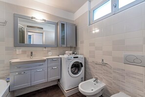 Family Apartment, Multiple Bedrooms (Art apartment) | Bathroom | Combined shower/tub, bidet, towels, soap - Art apartment (Locarno)