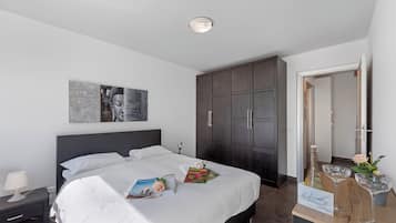 Family Apartment, Multiple Bedrooms (Art apartment) | 2 bedrooms, free WiFi, bed sheets