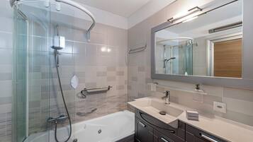 Family Apartment, 2 Bedrooms, Balcony (Art apartment) | Bathroom | Combined shower/tub, bidet, towels, soap