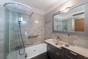 Familienapartment, Mehrere Schlafzimmer (Art apartment) | Badezimmer | Duschwanne, Bidet, Handtücher, Seife