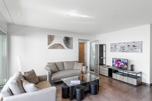 22-英寸纯平电视 （配备有线频道）、电视