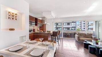 Family Apartment, Multiple Bedrooms (Art apartment) | Dining