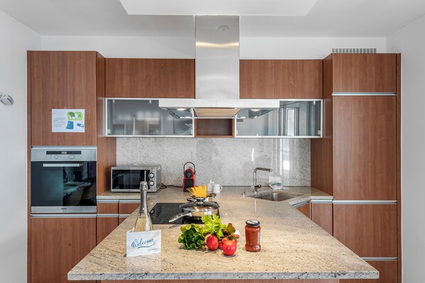 Family Apartment, Multiple Bedrooms (Art apartment) | Private kitchen | Full-size fridge, microwave, oven, stovetop - Art apartment (Locarno)