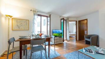 Family Apartment, Multiple Bedrooms (Casa Chiara) | Dining