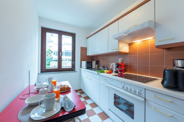 Family Apartment, Multiple Bedrooms (Casa Chiara) | Private kitchen | Full-size fridge, microwave, oven, stovetop - Casa Chiara (Muralto)