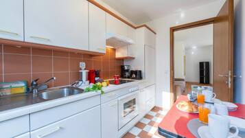 Căn hộ dành cho gia đình, 1 phòng ngủ, ban công (Casa Chiara Muralto) | Bếp riêng | Tủ lạnh, lò vi sóng, lò nướng, bếp nấu