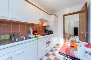 家庭公寓, 1 間臥室, 陽台 (Casa Chiara Muralto) | 私人廚房 | 大型冰箱、微波爐、烤箱、爐台