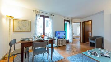 Family Apartment, Multiple Bedrooms (Casa Chiara) | Dining