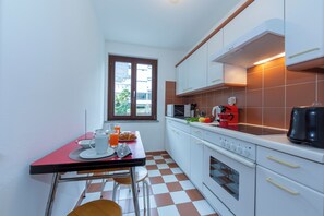 Full-size fridge, microwave, oven, stovetop - Casa Chiara (Muralto)