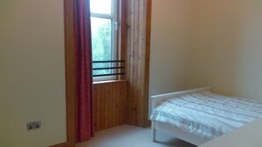 3 bedrooms, iron/ironing board, free cots/infant beds, free WiFi