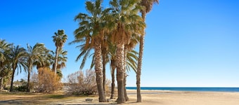 Beautiful private villa for 6 people with A/C, WIFI, hot tub, TV, terrace and pets allowed