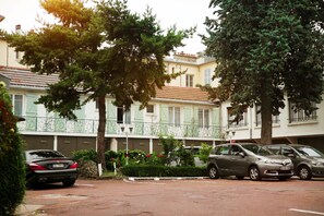 Estacionamiento: 10 por día