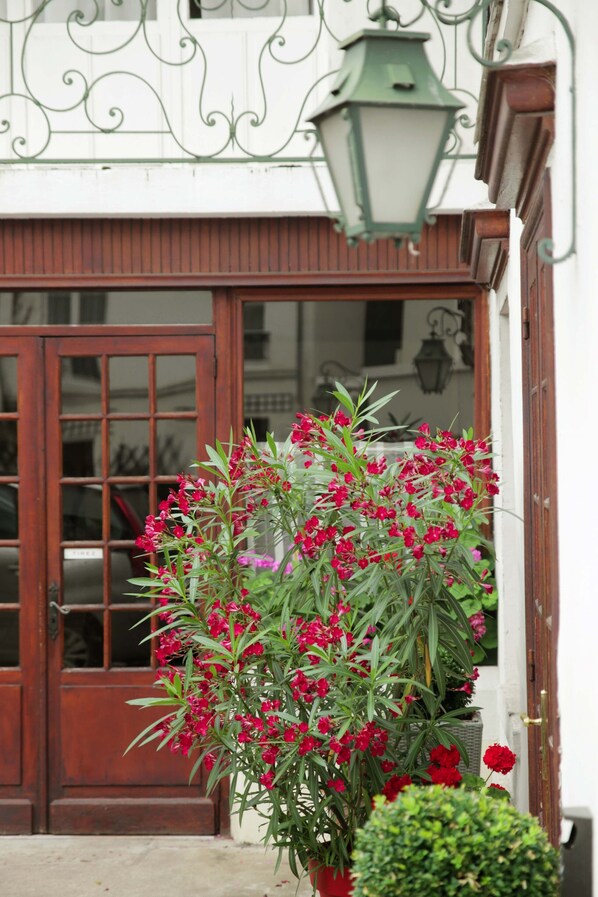 Exterior detail - Hotel du Cheval Rouge (Versailles)