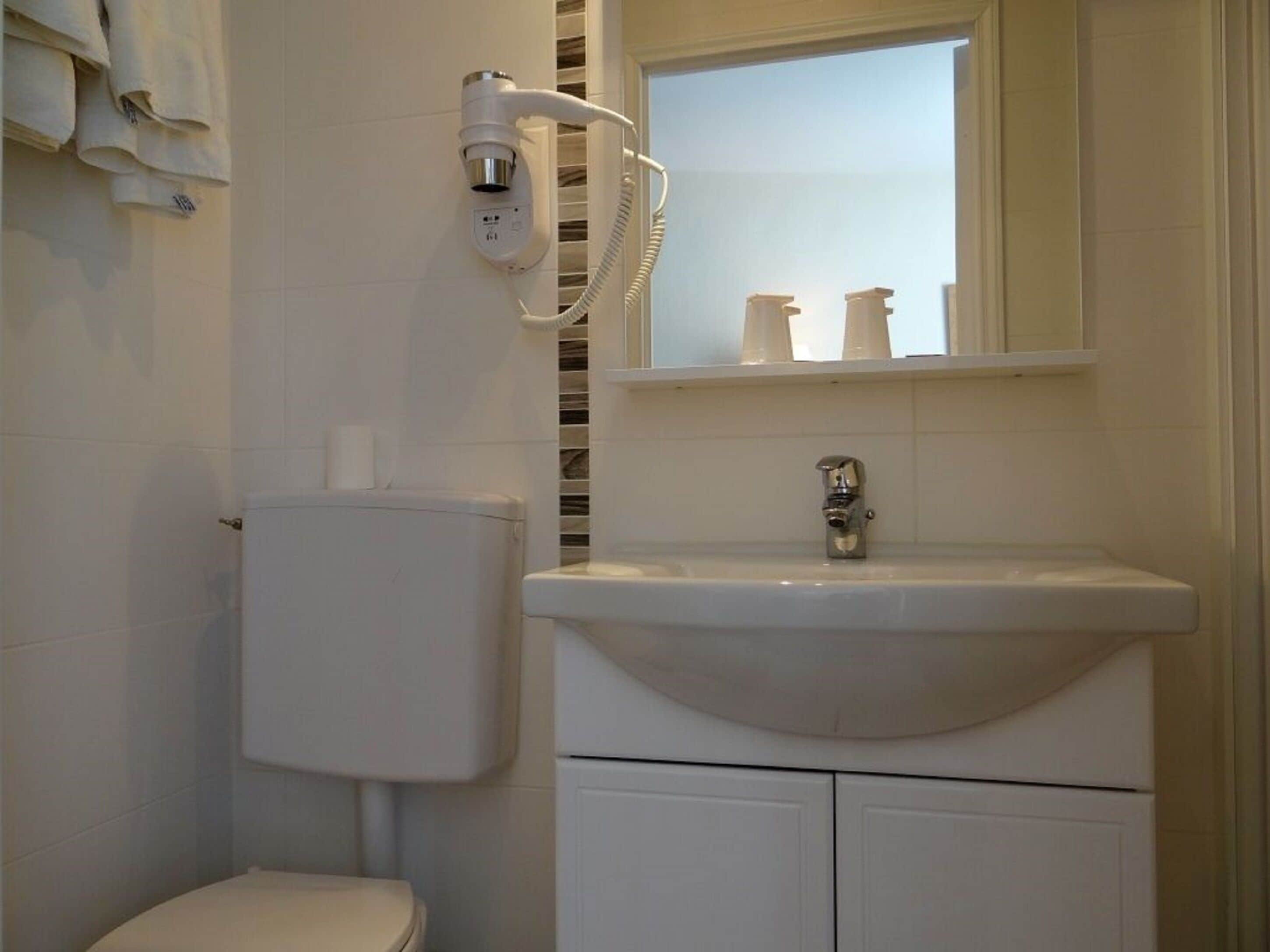 classic room | bathroom sink