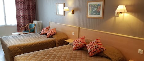 Escritorio, sistema de insonorización y wifi gratis