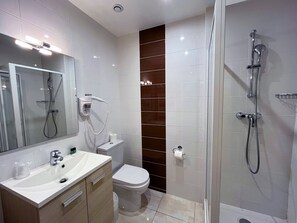 Hair dryer, towels - Hotel du Cheval Rouge (Versailles)