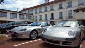 Courtyard - Hotel du Cheval Rouge (Versailles)