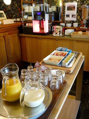 Buffet breakfast on weekdays (EUR 12.50 per person) - Hotel du Cheval Rouge (Versailles)
