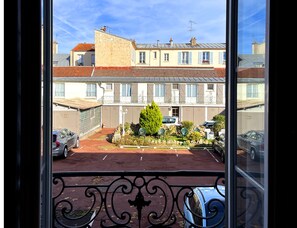 Escritorio, sistema de insonorización y wifi gratis 