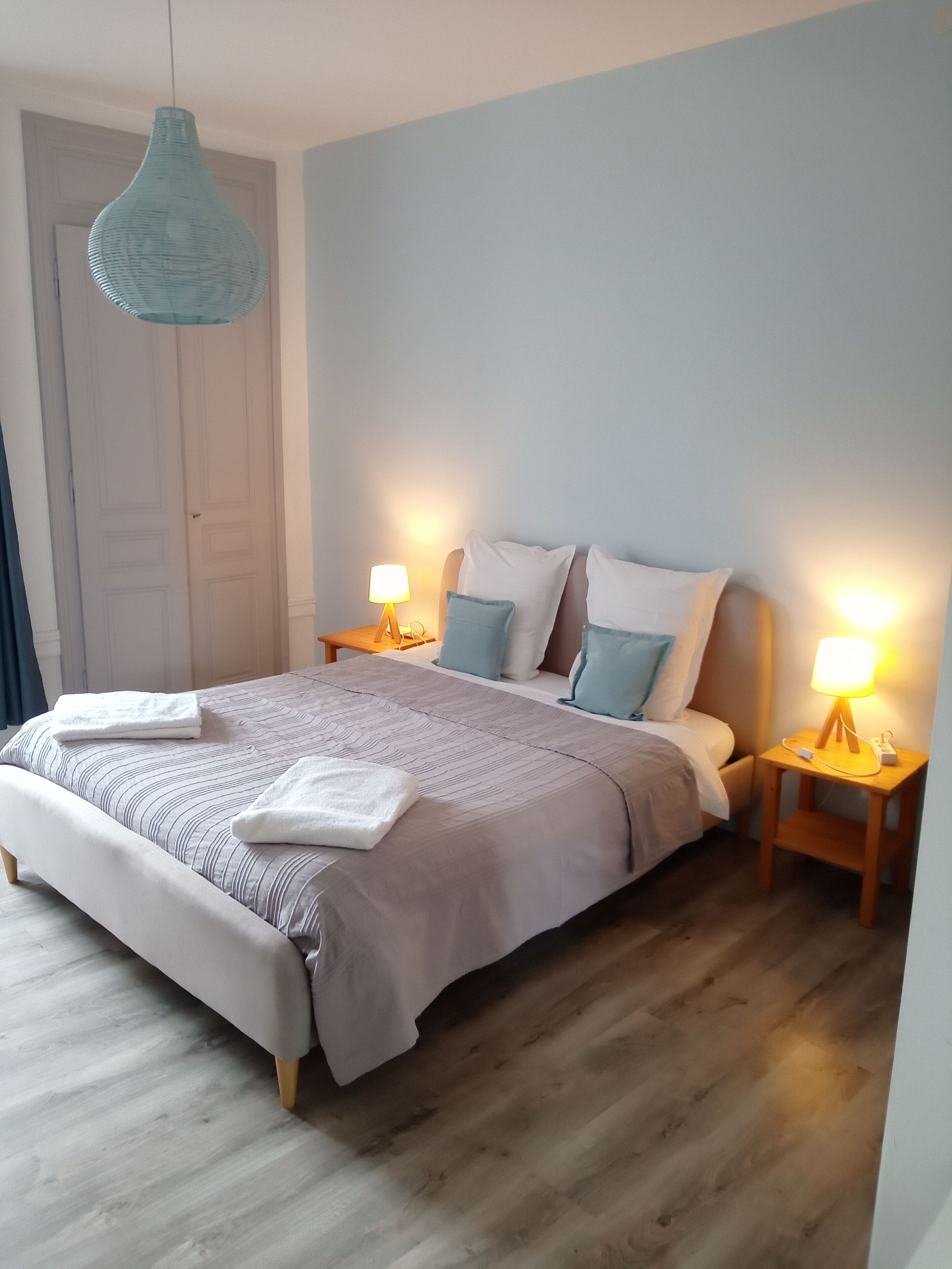 Bureau, rideaux occultants, chambres insonorisées