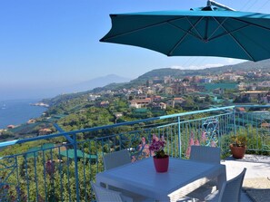 Outdoor dining - Cosy apartment for 4 people with WIFI, A/C, TV, terrace and panoramic view (Massa Lubrense)