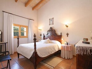 2 bedrooms, travel cot, free WiFi