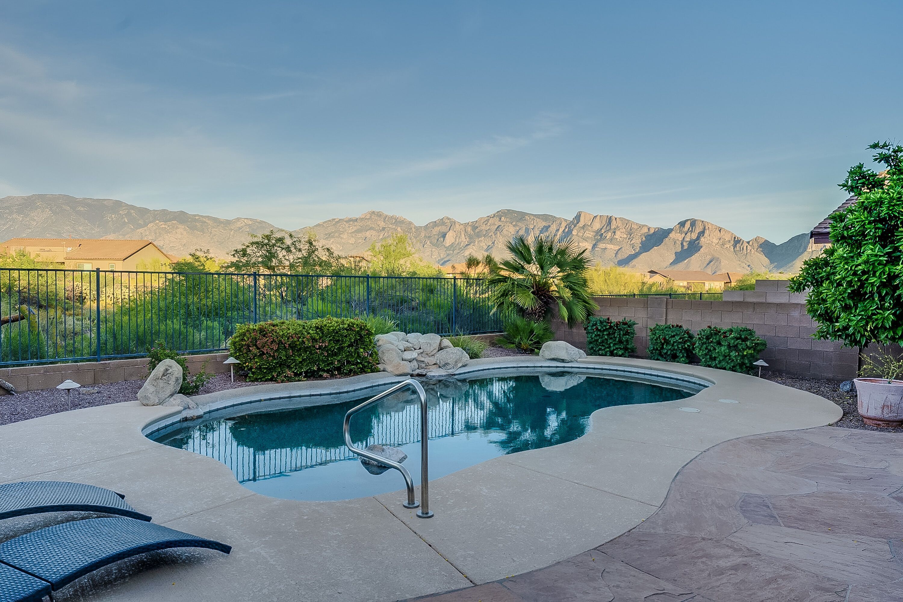 AMAZING VIEWS, POOL, HOT TUB, BREATHTAKING BALCONY, 1GB  WIFI, OPEN LAYOUT