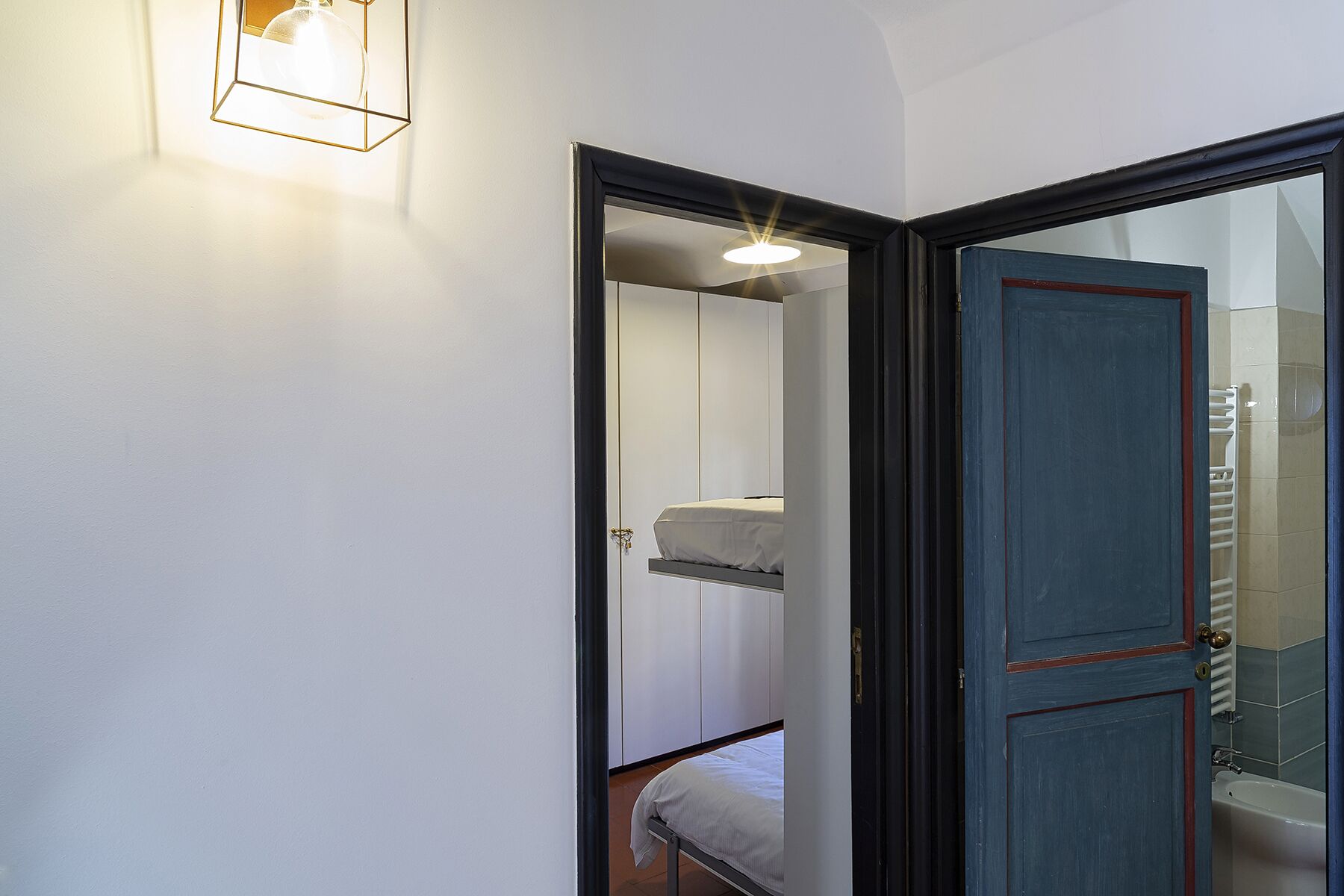 Un dormitorio con cama, mesita de noche y armario.
