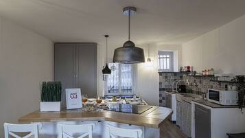 Apartment, 3 Bedrooms | In-room dining