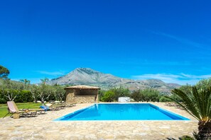 Kauden mukainen ulkouima-allas