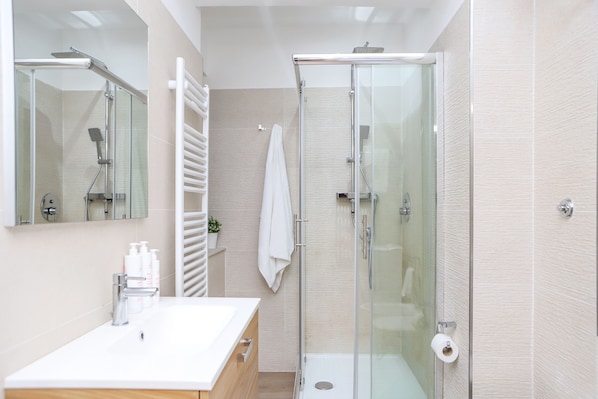 Apartment, 3 Bedrooms | Bathroom | Shower, rainfall showerhead, free toiletries, hair dryer