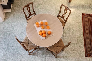 Apartment, 2 Schlafzimmer | Essbereich im Zimmer