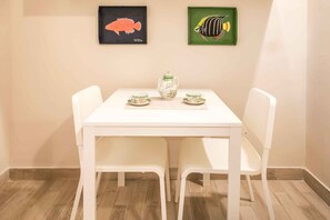Appartement, 1 chambre | Restauration dans la chambre