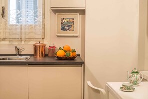 Apartment, 1 Schlafzimmer | Eigene Küche | Großer Kühlschrank, Ofen, Geschirrspüler, Kochgeschirr/Geschirr/Besteck