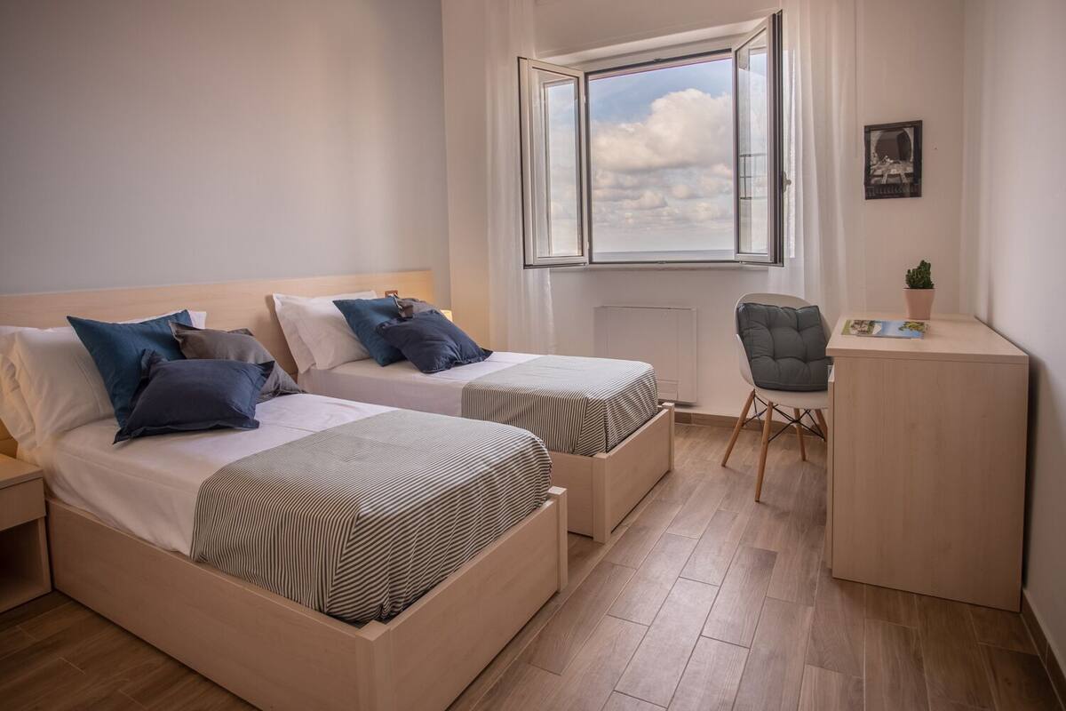 Double Room | Desk, bed sheets
