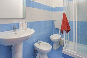 Doppelzimmer | Badezimmer | Dusche, Regendusche, kostenlose Toilettenartikel, Haartrockner