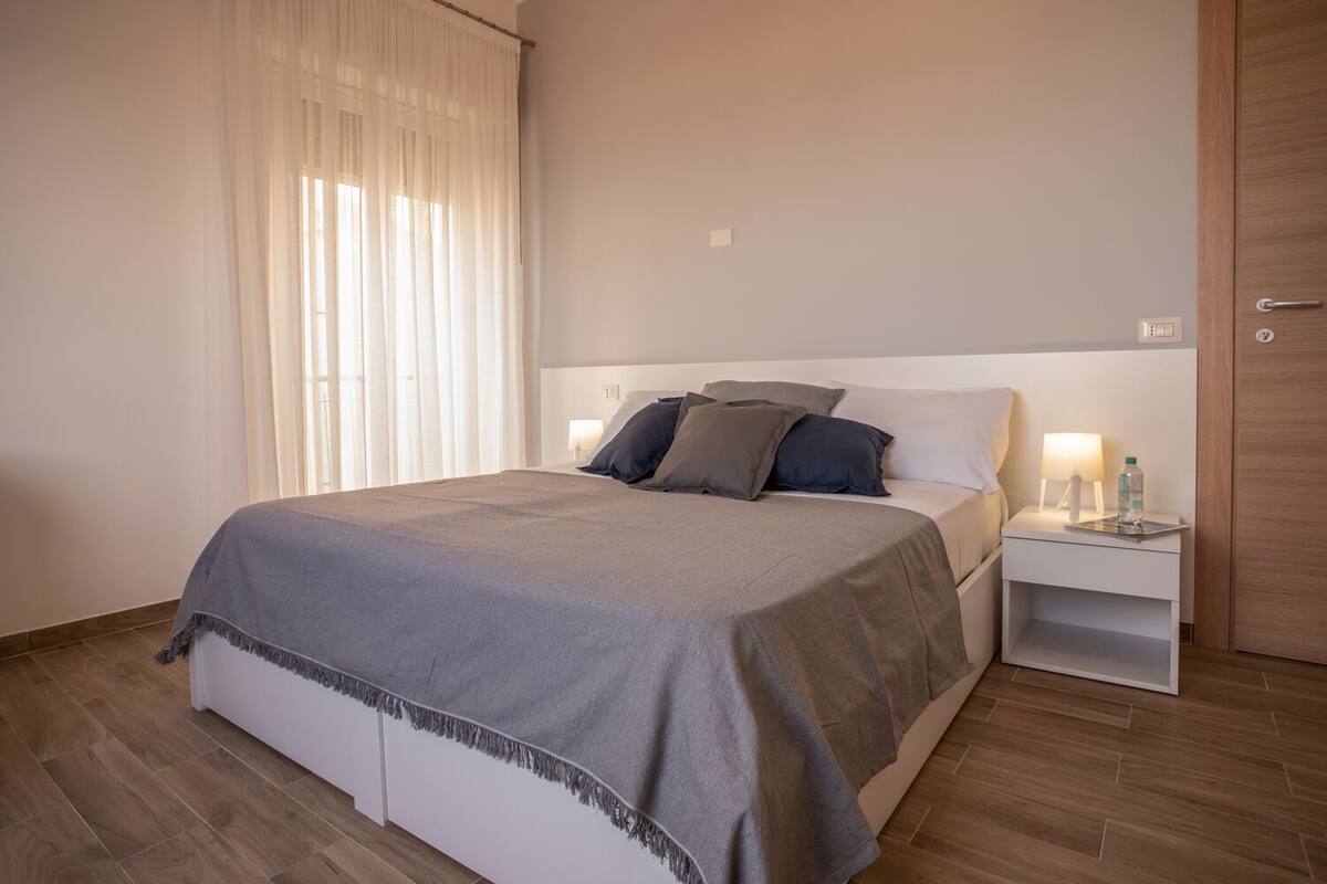 Desk, bed sheets