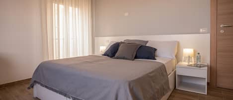 Escritorio y ropa de cama