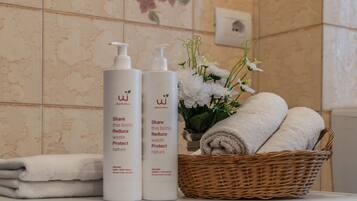 Apartment, 2 Bedrooms | Bathroom | Shower, rainfall showerhead, free toiletries, hair dryer