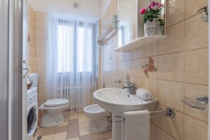 Apartment, 2 Bedrooms | Bathroom | Shower, rainfall showerhead, free toiletries, hair dryer - Casa Granata by Wonderful Italy (Turin)