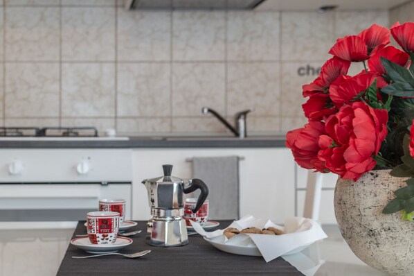 Departamento, 2 habitaciones | Cocina privada | Refrigerador con congelador, horno, parrilla de estufa y periquera 