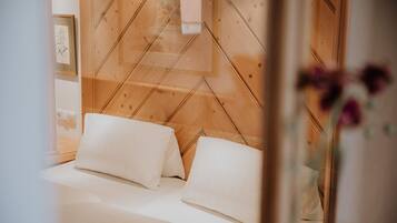 2 bedrooms, internet, bed sheets