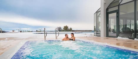 Piscine intérieure, piscine extérieure en saison, parasols