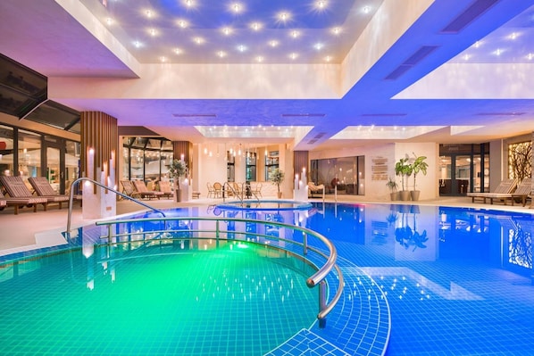 Piscine couverte, piscine extérieure (ouverte en saison)