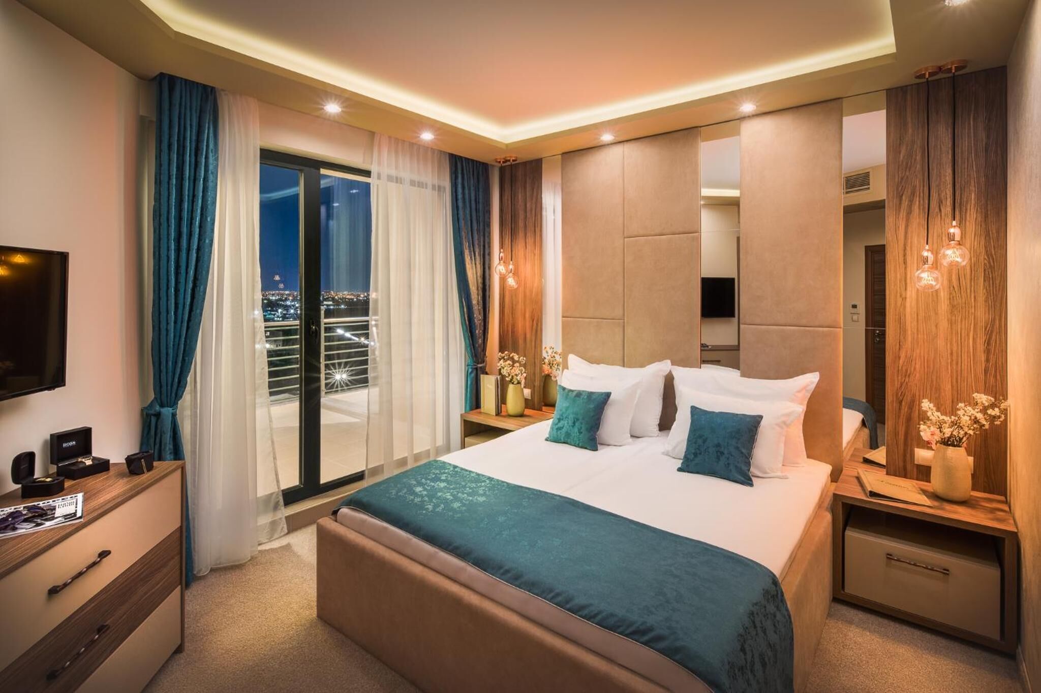 Hypo-allergenic bedding, minibar, desk, laptop workspace