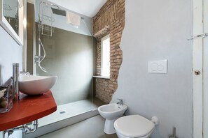 Apartamento, 1 habitación, terraza | Baño | Ducha, artículos de higiene personal gratuitos y toallas