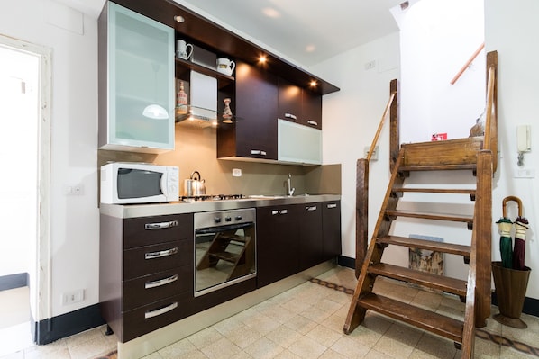 Apartment, 1 Bedroom, Terrace | Private kitchen | Microwave, coffee/tea maker, cookware/dishes/utensils