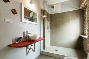 Apartamento, 1 habitación, terraza | Baño | Ducha, artículos de higiene personal gratuitos y toallas