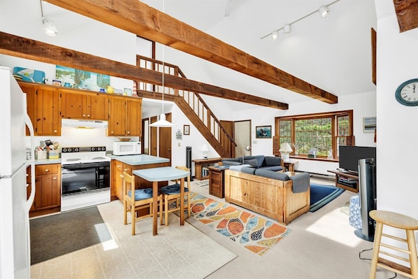 TV, DVD player - Open Cape Style Home with Charming Gazebo (1237) (Wellfleet)