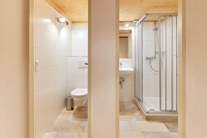 Familienapartment | Badezimmer | Dusche, Haartrockner, Bademäntel, Handtücher